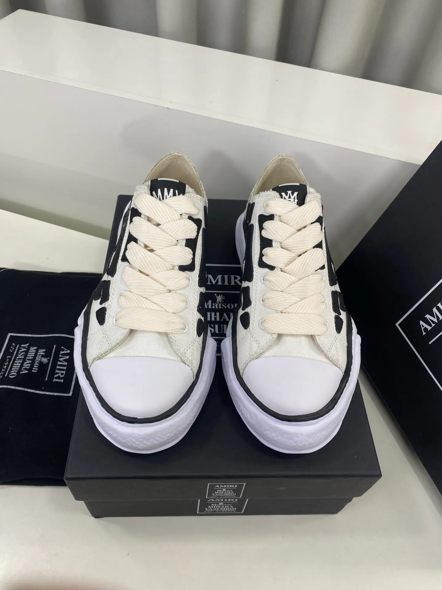 [AMIRI Handmade clay mold soles and AMIRI's iconic BONES leather embroidery details are a major feature of the shoe, showing unique craftsmanship and style🚩 Material: Upper original custom space Monica canvas! Lining: original technical cloth, outsole: original molded steel-stamped EVA foam bottom,